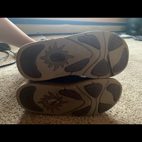 UGGS - Picture 2 of 6